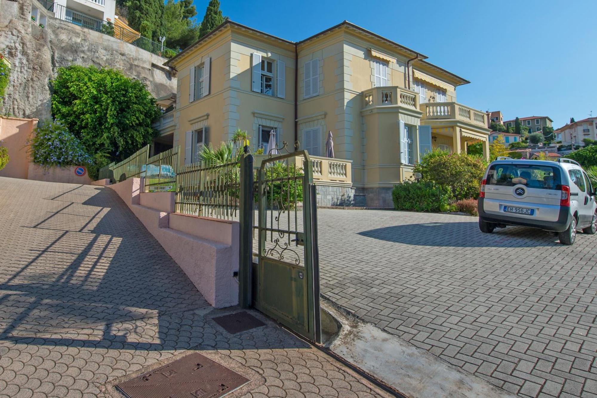 Oliviers -Agreable 2 Pieces Dans Maison Bourgeoise Menton Bagian luar foto
